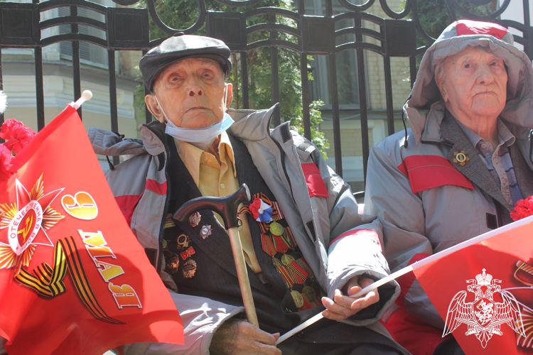 Саратовские росгвардейцы подготовили живой концерт для ветеранов, проходящих лечение в областном госпитале