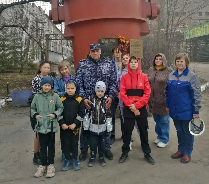 В Катав-Ивановске сотрудники Росгвардии организовали экскурсию на завод для детей из подшефного Центра помощи детям
