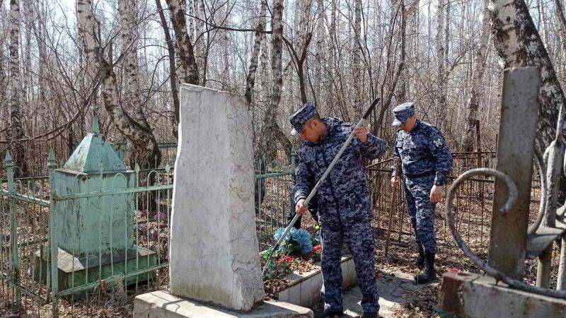 В преддверии Дня Победы иркутские росгвардейцы благоустраивают воинские захоронения
