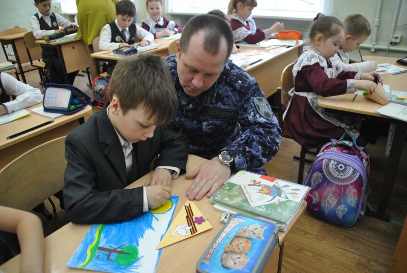 В Кирове учащиеся подшефных классов Росгвардии написали письма участникам специальной военной операции
