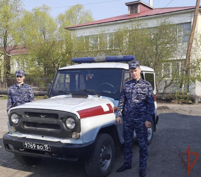 Сотрудники Росгвардии эвакуировали людей из горящего дома в Омской области