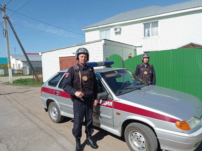 В Оренбуржье росгвардейцы задержали парня и женщину средних лет, незаконно проникших в чужой дом