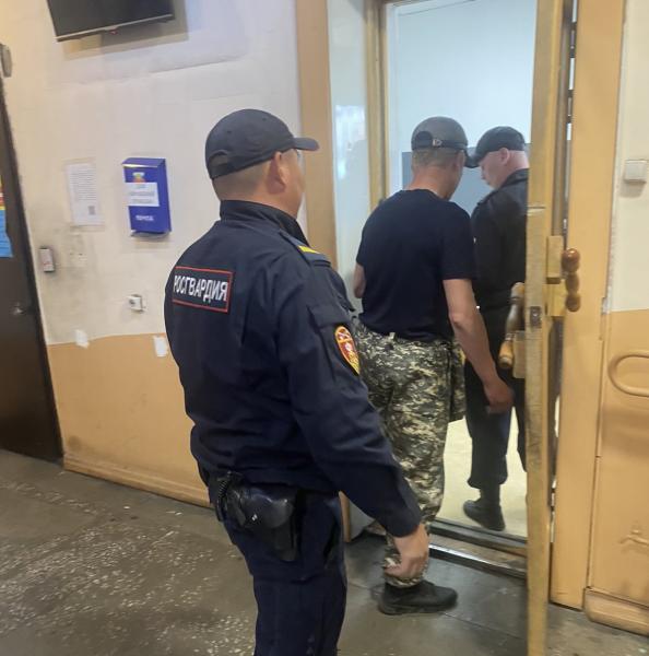 Росгвардейцы задержали мужчину, находящегося в федеральном розыске в Туве
