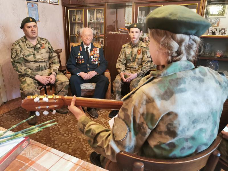 С песнями и стихами пришли в гости к участникам войны кадеты Росгвардии из Иркутска