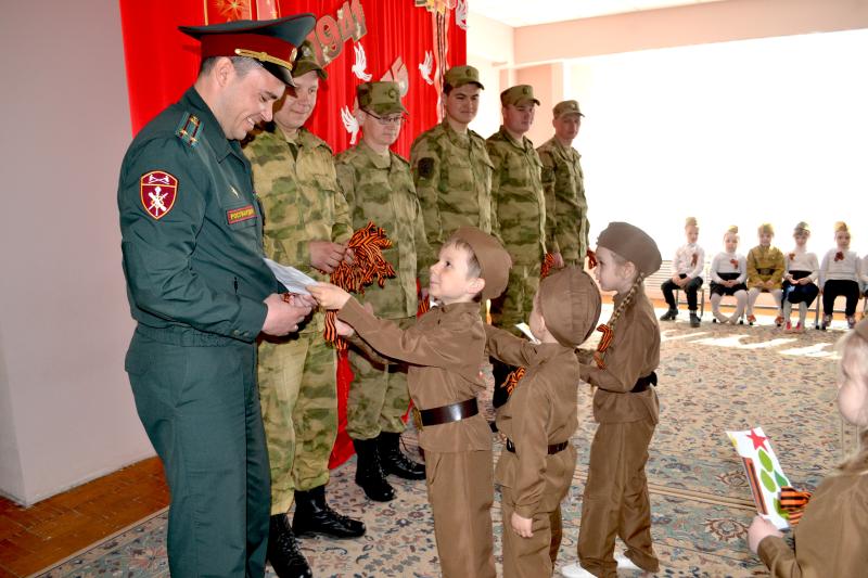 В Ульяновске военнослужащие Росгвардии вручили дошколятам георгиевские ленточки