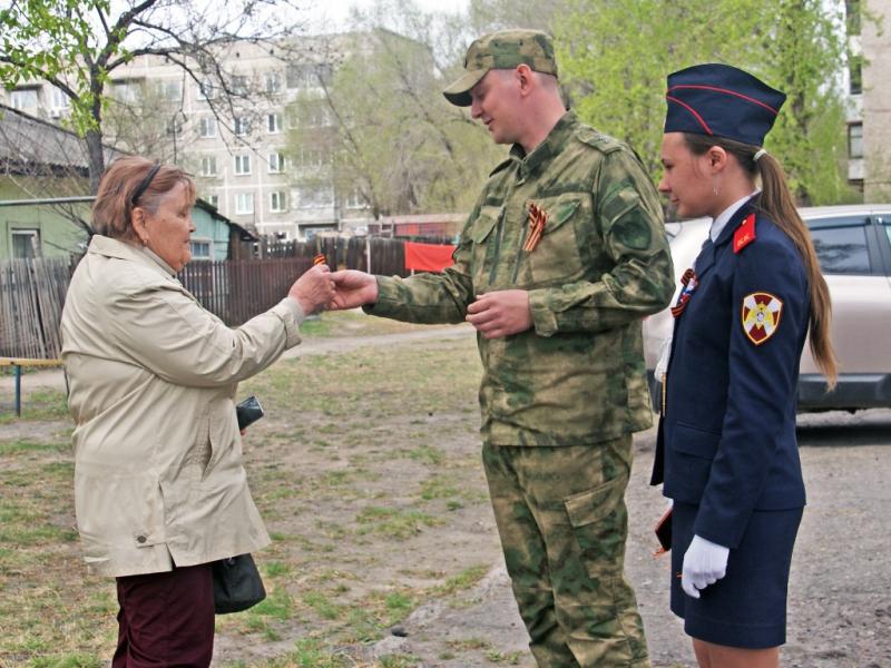 Росгвардейцы и кадеты вручили жителям Абакана символ Дня Победы