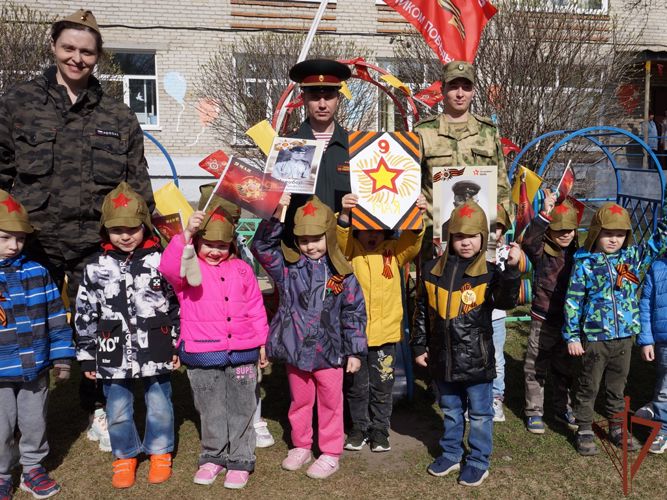 В Томской области офицер Росгвардии провел «Марш Победы» с воспитанниками детского сада