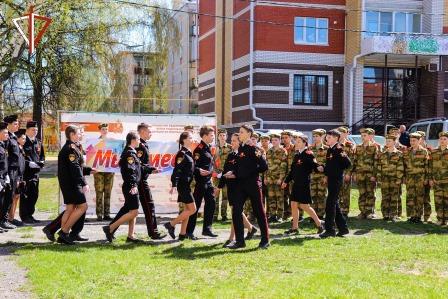 В Йошкар-Оле сотрудники и военнослужащие Росгвардии под открытым небом поздравили с Днем Победы ветерана Великой Отечественной войны