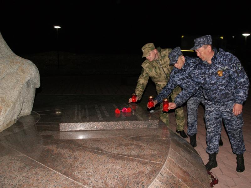 Сотрудники и военнослужащие Росгвардии приняли участие в акции «Свеча памяти» в Хакасии
