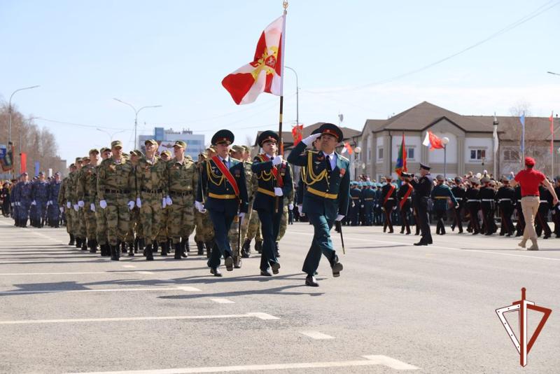 Военнослужащие и сотрудники Росгвардии приняли участие в торжественных мероприятиях по случаю празднования Дня Победы в столице Югры