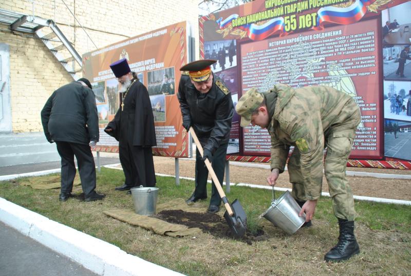 В рамках акции «Своих не бросаем» в Кирове на территории воинской части Росгвардии высадили кедровую аллею