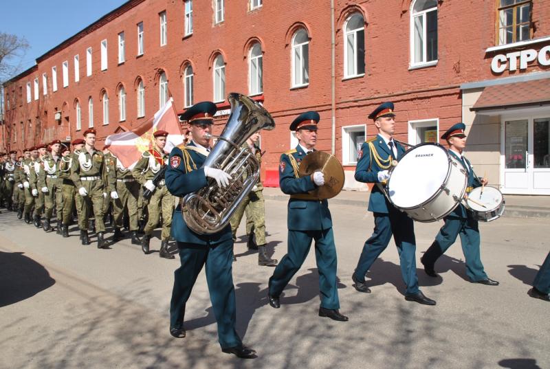 В Кирове военнослужащие Росгвардии поздравили жителей города с Днем Победы музыкальной акцией