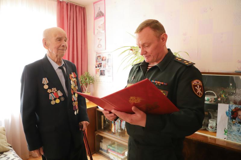 Сотрудники Управления Росгвардии по Рязанской области поздравили с Днем Победы ветерана Великой Отечественной войны