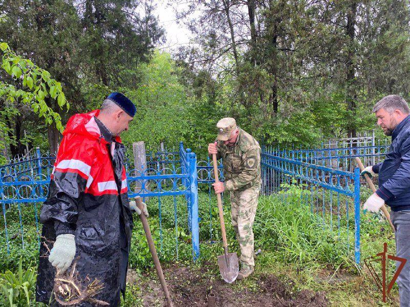 Росгвардейцы оказали помощь в восстановлении могилы Героя Советского Союза в Грозном