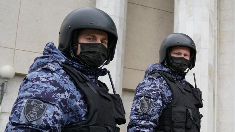 В Слободском росгвардейцы пресекли хулиганство и доставили правонарушительницу в отдел полиции
