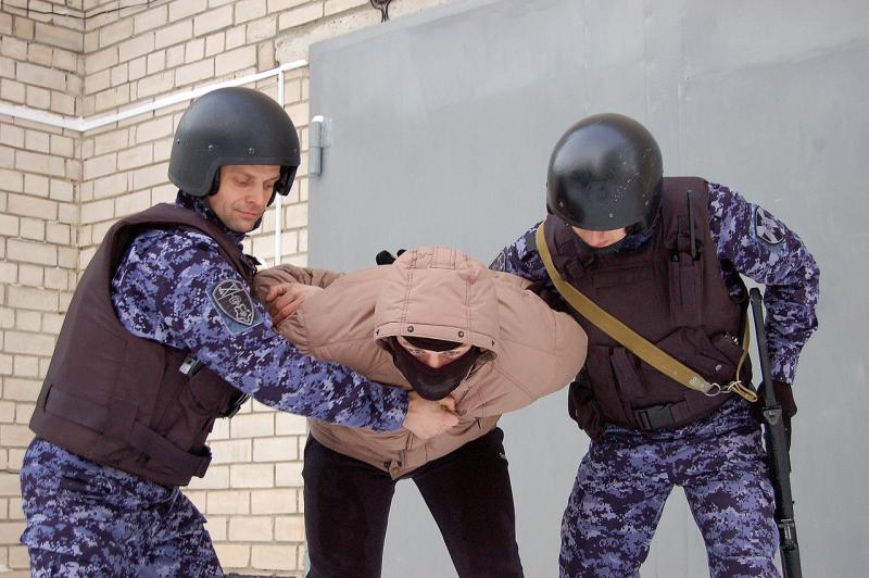 В Кирове росгвардейцы задержали подозреваемых в кражах