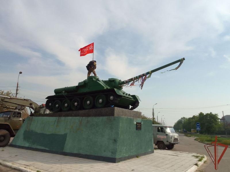 Спецназовцы Росгвардии установили Знамя Победы на памятнике легендарной САУ в Херсонской области