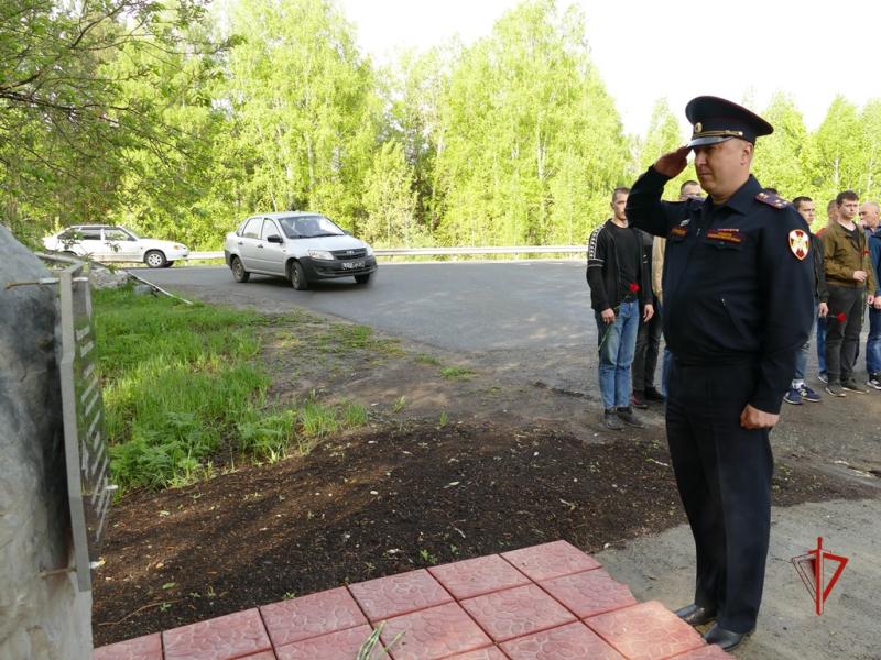 Сотрудники Росгвардии в Томске почтили память коллег, погибших при исполнении служебного долга