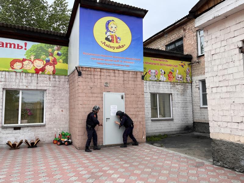 Росгвардейцы провели учения на охраняемом объекте в Кызыле