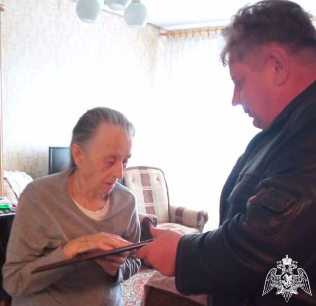 Росгвардейцы в Тюменской области поздравили труженицу тыла с 90-летним юбилеем