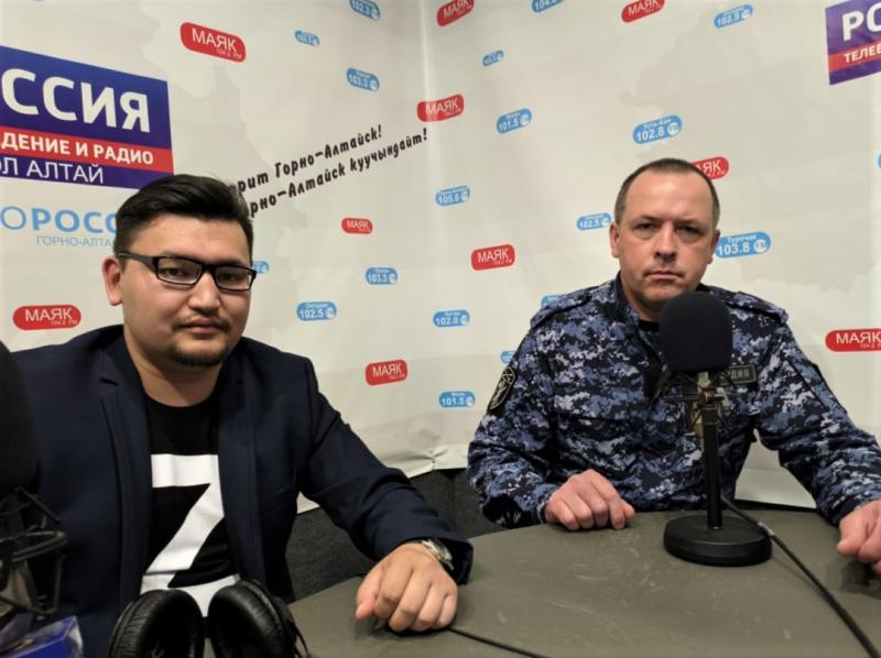 В эфире радио «Горный Алтай» росгвардеец напомнил гражданам о правилах безопасности при хранении оружия в период летних отпусков
