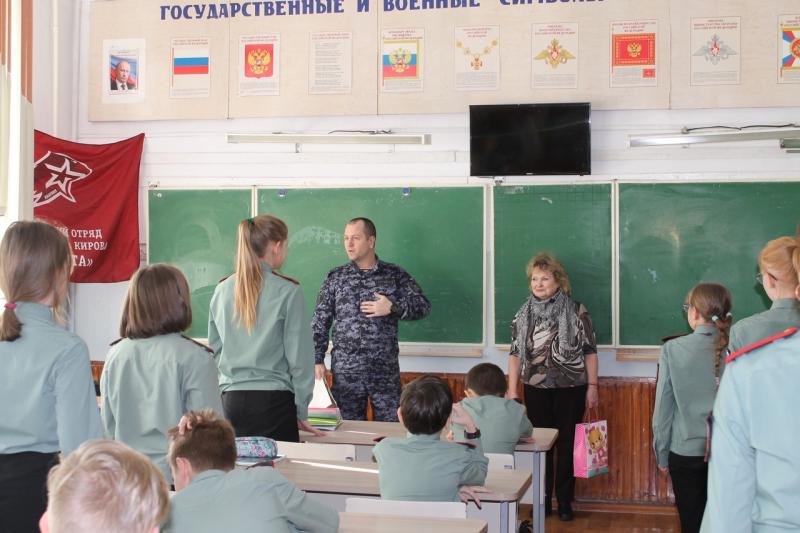 В Кирове сотрудники Росгвардии поздравили подшефных кадет с окончанием учебного года