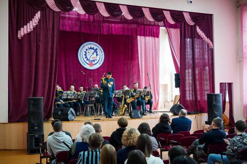 Военный оркестр «Волжские берега» дал праздничный концерт в преддверии Международного дня защиты детей