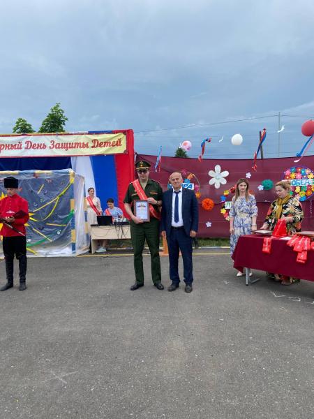 В Кабардино-Балкарской Республике сотрудника военного следственного отдела наградили грамотой за заботу и любовь к детям детского дома