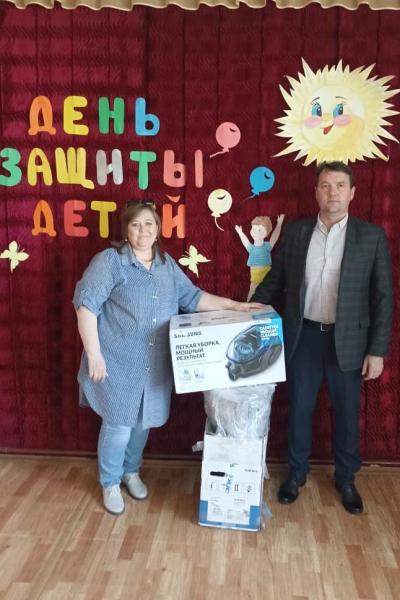Филиал «Брянскэнергосбыт» в День защиты детей привез подарки воспитанникам детских учреждений