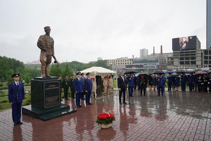 В Уфе росгвардейцы приняли участие в открытии памятника легендарному «Черному генералу» Даяну Мурзину