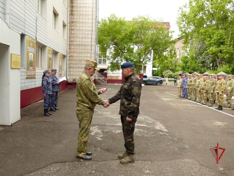 Росгвардейцам в Томске вручили очередные воинские и специальные звания