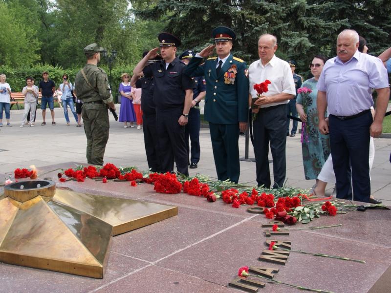В День памяти и скорби офицеры Росгвардии по Хакасии возложили цветы к вечному огню