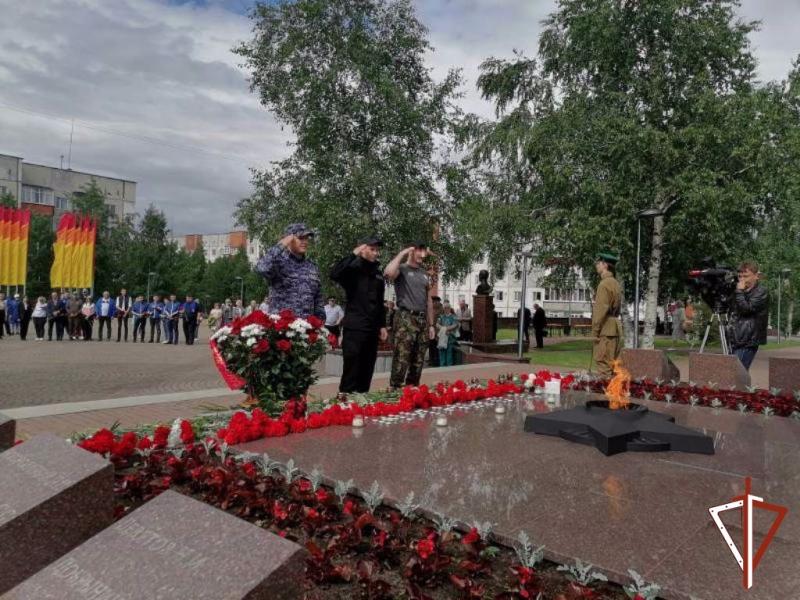 В день памяти и скорби военнослужащие и сотрудники Росгвардии приняли участие в памятных мероприятиях в Югре