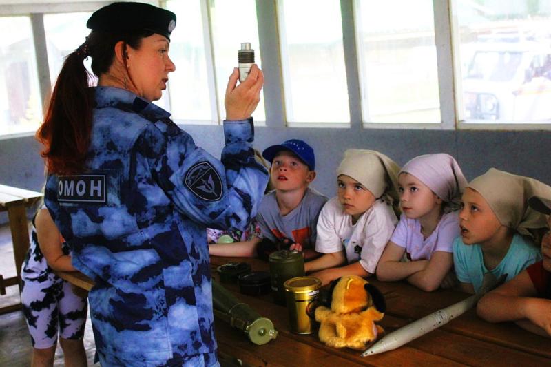 Урок безопасности сотрудники Росгвардии провели в лагере «Дети Берендеевки»