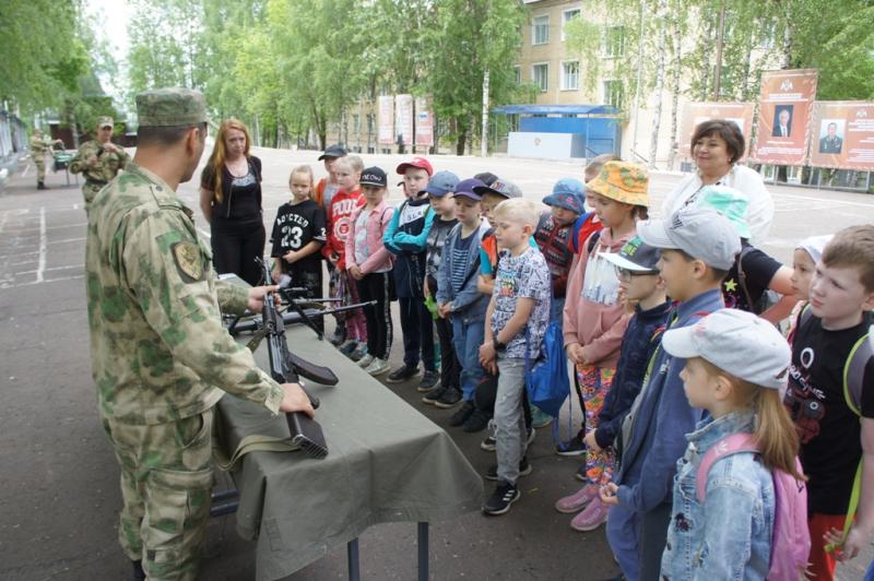 Кировские школьники побывали в гостях у росгвардейцев