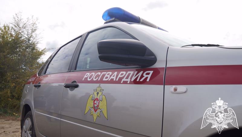 В Саратове сотрудники Росгвардии задержали гражданина, подозреваемого в незаконном обороте наркотиков