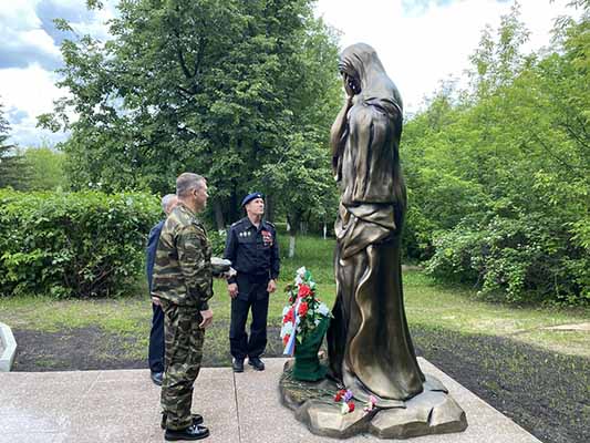 В День ветеранов боевых действий в Башкирии ветераны СОБР Росгвардии возложили цветы к памятнику «Скорбящая мать»