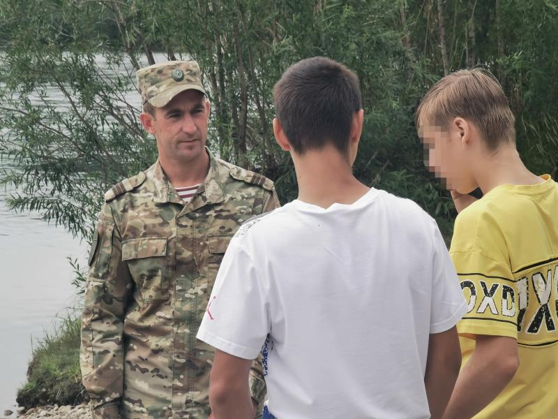 Росгвардейцы спасли двух тонущих в реке подростков в Ангарске
