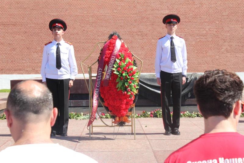 В Александровском саду состоялось торжественное возложение цветов к могиле Неизвестного Солдата