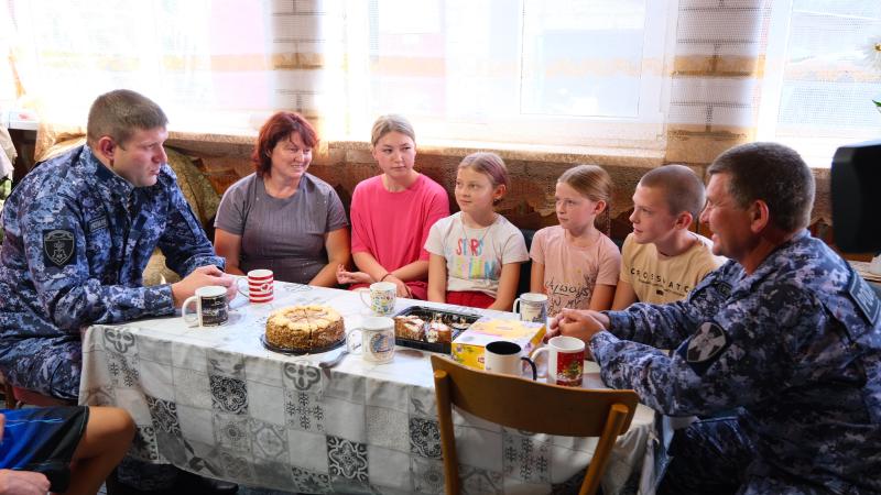 В День семьи, любви и верности росгвардейцы поздравили многодетного коллегу в Тамбовской области
