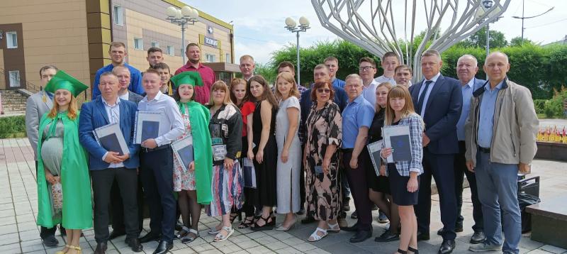 Дипломы выпускникам ХГУ - будущим строителям в сквере Строителей вручил министр строительства Хакасии