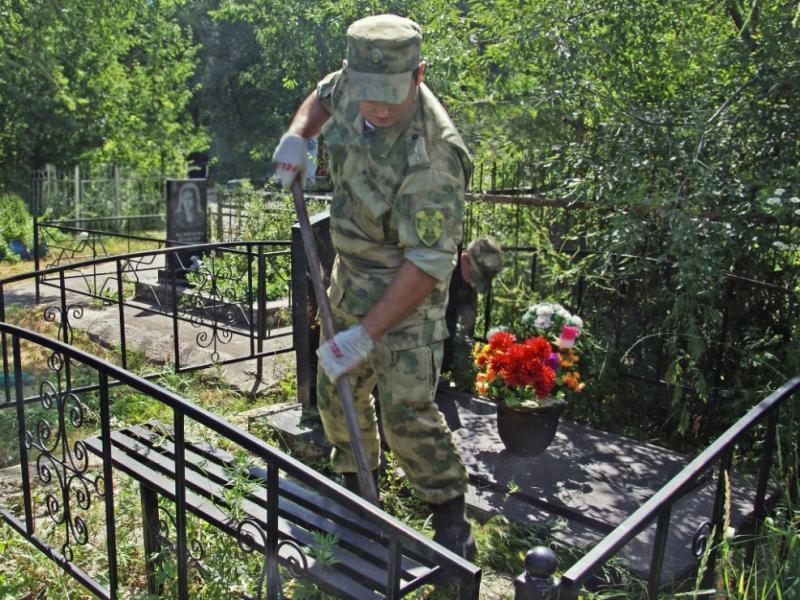 Росгвардейцы продолжают ухаживать за местами захоронений фронтовиков в Хакасии
