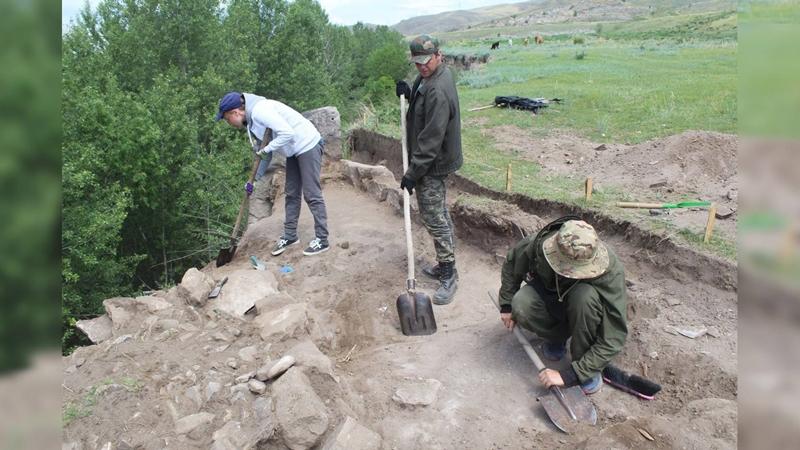 Будущие археологи из ХГУ участвуют в аварийно-спасательных раскопках кургана