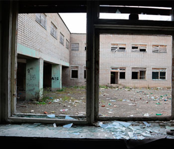 Не подходи - опасно! Кировские активисты Народного фронта добиваются исключения доступа на территорию заброшенной школы в Шутовщине
