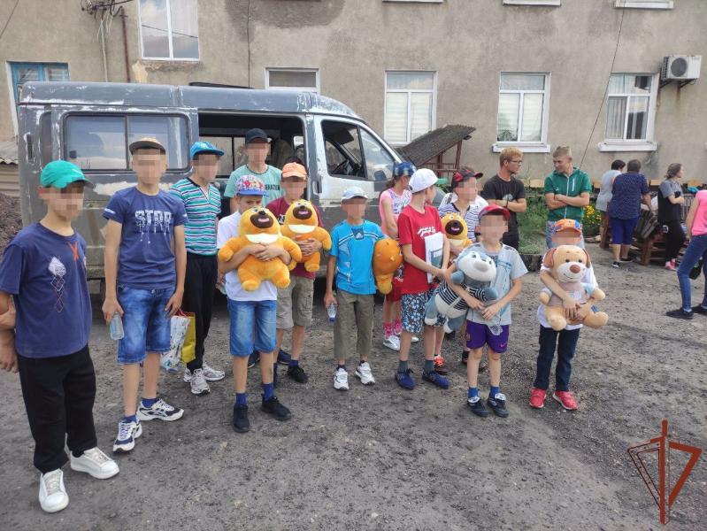Росгвардия распространила видеокадры эвакуации детей из-под обстрела националистов в Николаевской области