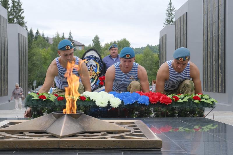В Республике Алтай Росгвардейцы приняли участие в праздничных мероприятиях, посвященных празднованию Дня воздушно-десантных войск