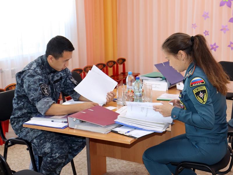 В Республике Алтай сотрудники Росгвардии принимают участие в комиссионной проверке готовности образовательных учреждений региона