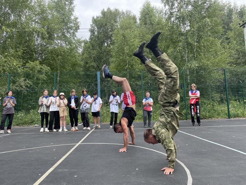 Мастера спорта по самбо провели тренировку в детском лагере Иркутска в рамках ведомственной акции «Каникулы с Росгвардией»