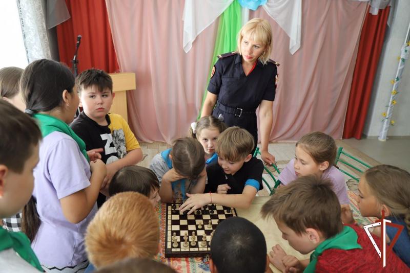 Росгвардия в Югре провела шахматный турнир в подшефном социальном центре