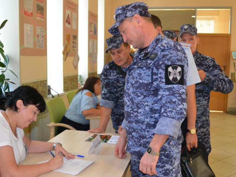 Сотрудники и военнослужащие Росгвардии приняли участие в встрече с мэром города Ульяновска